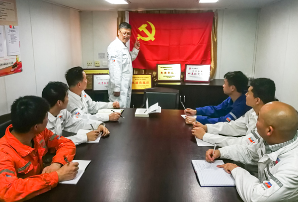 4月20日，浙能集團(tuán)所屬寧波海運(yùn)“明州76”輪黨小組組織開(kāi)展面向船舶黨團(tuán)員和群眾的黨史主題政治宣講。 屠添榮 攝x.jpg