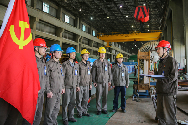4月20日，浙能集團(tuán)所屬長(zhǎng)興發(fā)電公司政治宣傳員楊曉權(quán)在A修現(xiàn)場(chǎng)開(kāi)展政治宣講。方磊 攝x.jpg