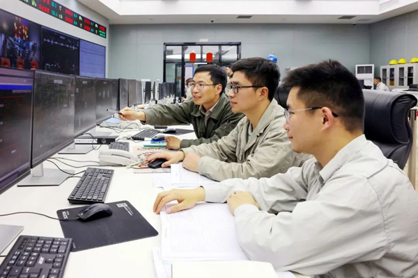 5x-浙能樂(lè)清發(fā)電公司技術(shù)人員緊盯5號(hào)機(jī)組操作界面，高效執(zhí)行指令，為機(jī)組安全運(yùn)行保駕護(hù)航。陳清瑜 攝.jpg