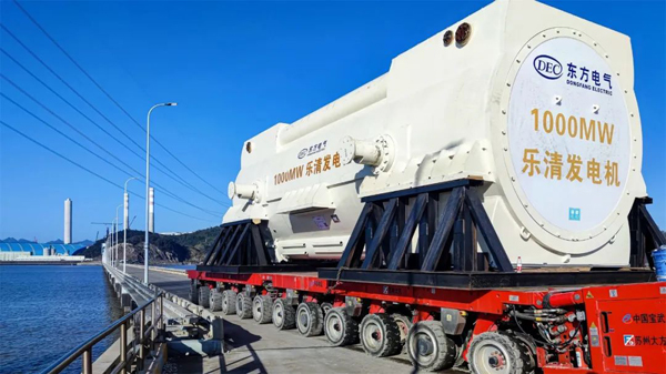 3x-浙能樂(lè)清發(fā)電廠 5號(hào)機(jī)組重達(dá)409噸發(fā)電機(jī)定子從碼頭運(yùn)輸施工現(xiàn)場(chǎng)場(chǎng)景。張立忠  攝.jpg